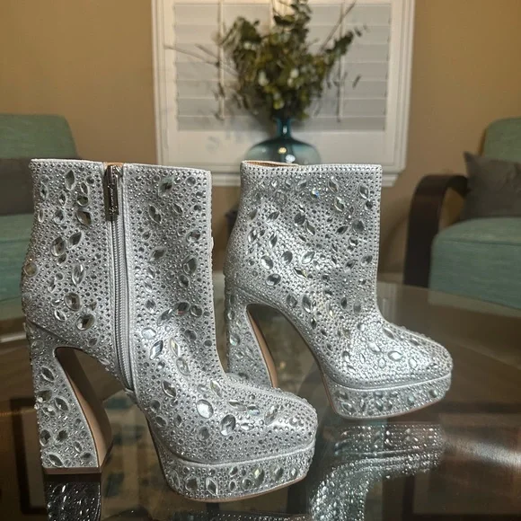 New Jessica Simpson Womens Sz6/36.5
Dollyi Crystal Embellished Bootie
Silver - Picture 2 of 10